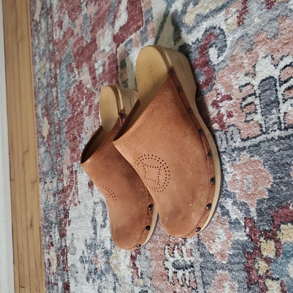 L.L. Bean Clogs, Tan. - Picture 3 of 5
